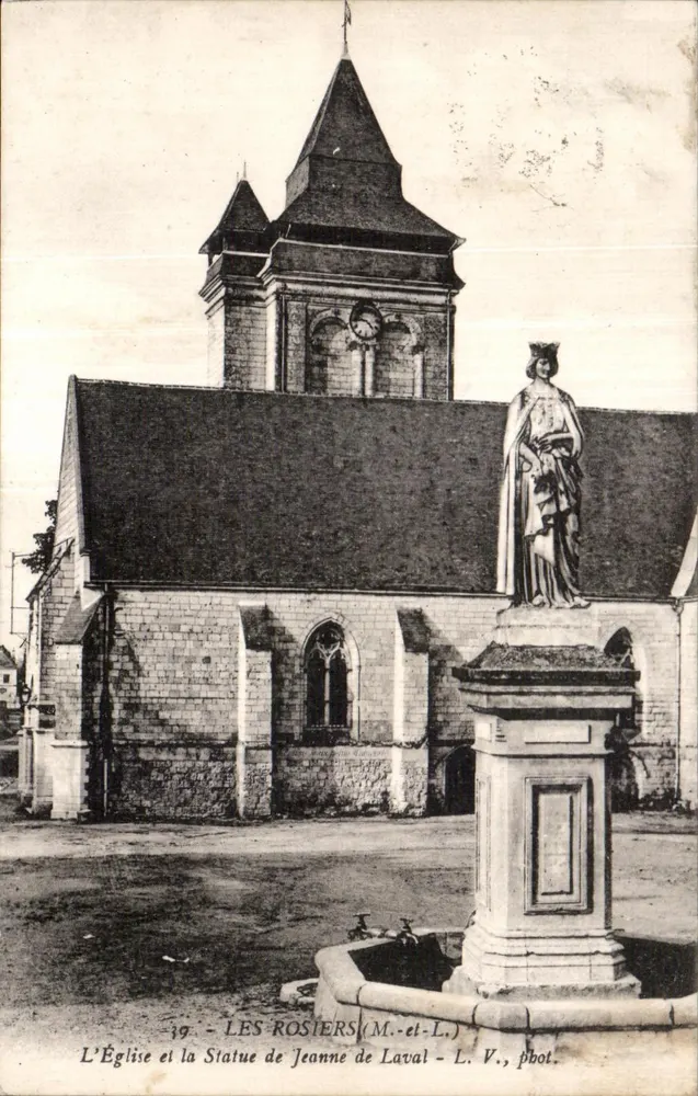Les Rostiers (M.-et-L.) — Die Kirche und die Statue von Jeanne de Laval — L. V., phot. - Vorderseite