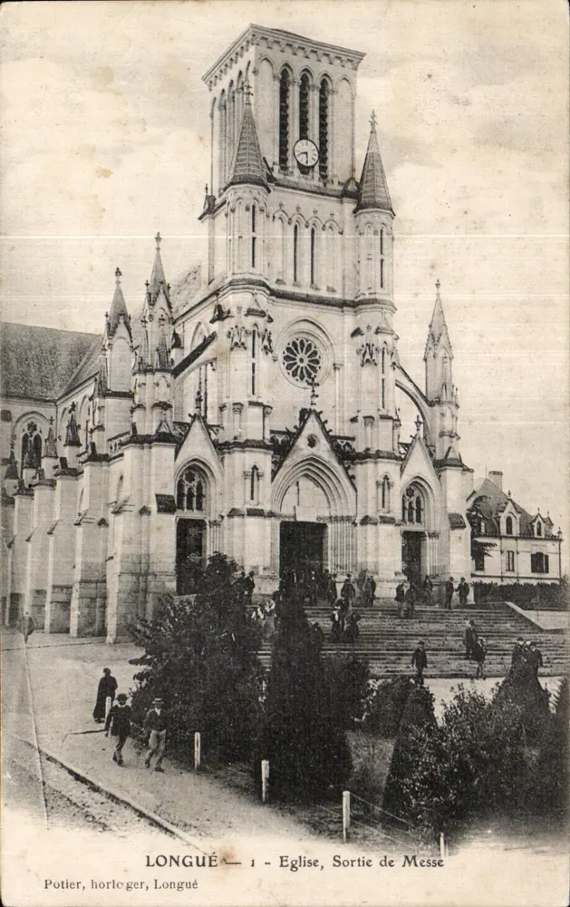 Longué — Igreja, Saída da Missa — Potier, relógio, Longué - Frente