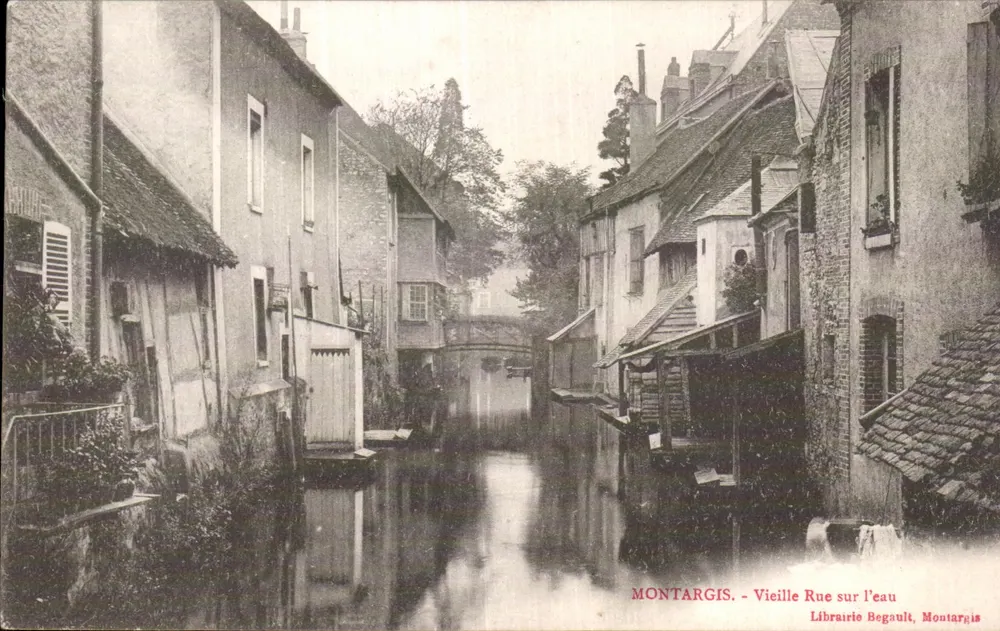 Montargis - Vieille Rue sur l'eau — Librairie Begault, Montargis - Frente