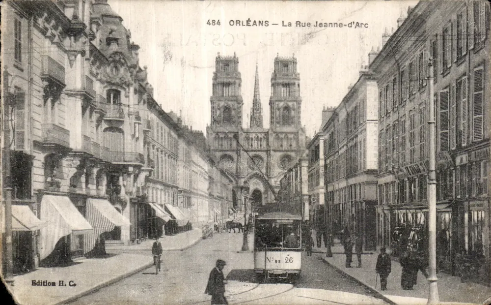 Orléans — La Rue Jeanne-d'Arc avec la cathédrale en arrière-plan — Édition H. C. - Frente