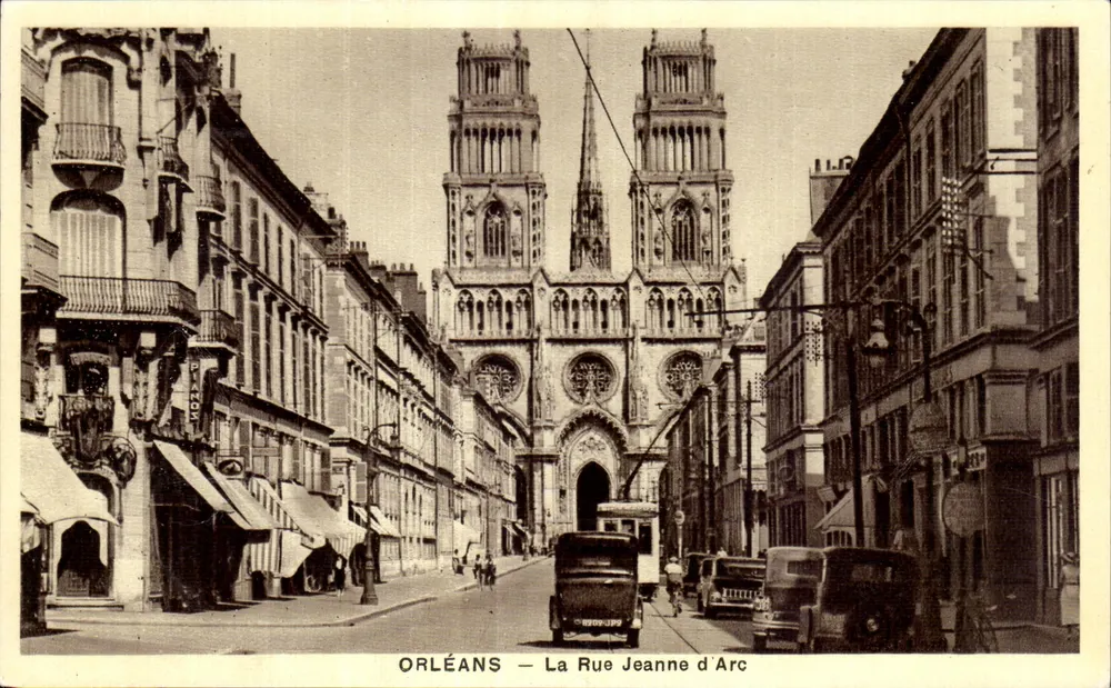 Orléans — A Rue Jeanne d'Arc — vista da catedral - Frente