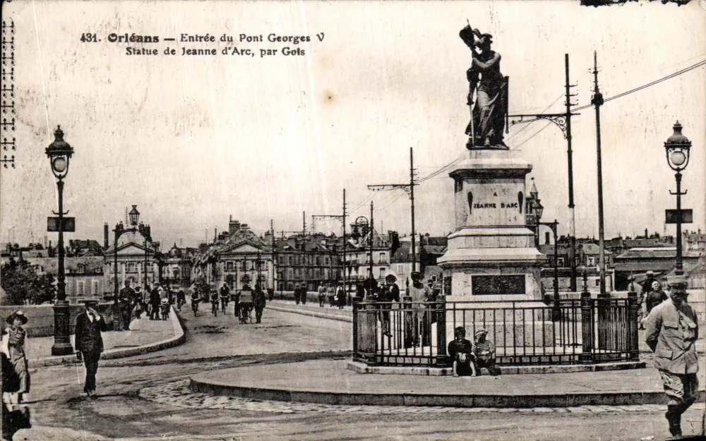 Orléans — Eingang zur Georges-V-Brücke — Statue der Jeanne d'Arc, von Gols - Vorderseite