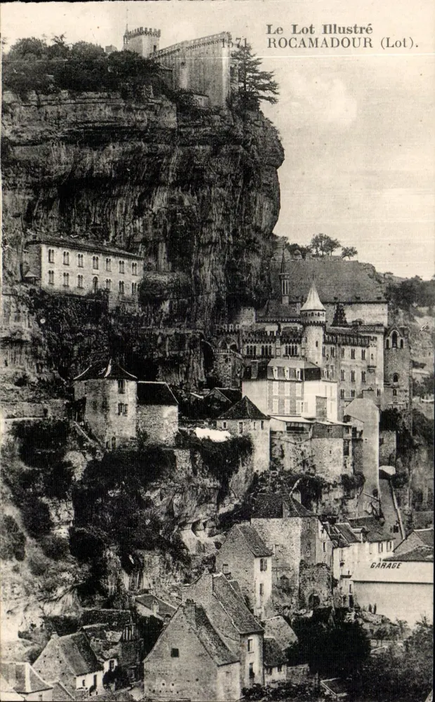 Rocamadour — vista do vilarejo e do castelo na falésia — Le Lot Illustré (Lot). - Frente