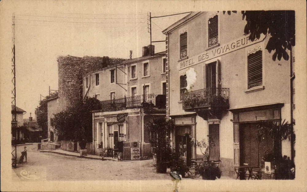 Hôtel des Voyageurs — Gebäude mit Balkon und steinerner Fassade — Verlag CPAPHIL, n° 412 - Vorderseite
