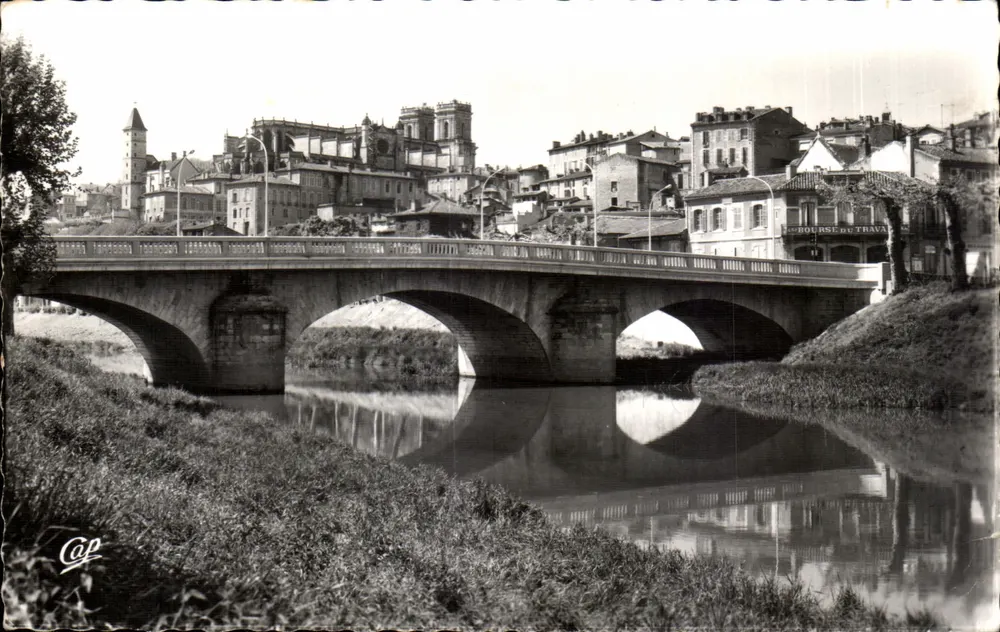 Ponte sobre o Tarn em Auch — vista com a catedral — editor Cap - Frente