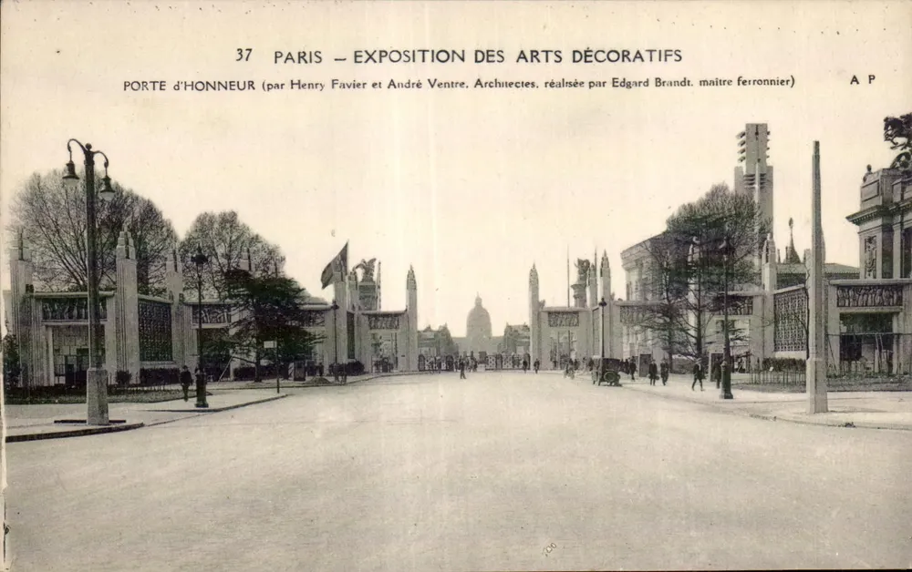 Paris – Ausstellung der Dekorativen Künste – Ehrentor – von Henry Favier und André Ventre, realisiert von Edgard Brandt, Meister Schmied - Vorderseite