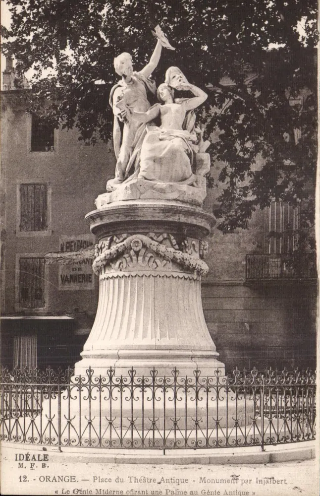 Orange - Die Place des Théâtres Antiques - Denkmal von Injalbert « Der Moderne Genius, der dem Alten Genius eine Palme überreicht » - Vorderseite