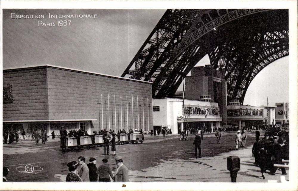 Internationale Ausstellung Paris 1937 — Ansicht unter dem Triumphbogen, Ausstellungsgelände und Besucher — H. CHIPART, Boulogne-sur-Seine - Vorderseite