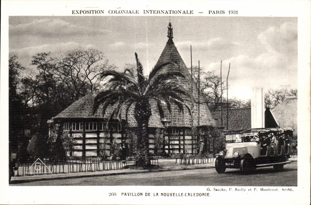 Pavillon von Neukaledonien — Internationale Kolonialausstellung — Paris 1931 — G. Saacke, P. Bailly und P. Montenot, Archs. - Vorderseite