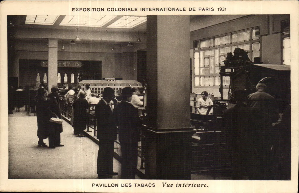 Internationale Kolonialausstellung Paris 1931 — Tabakpavillon — Innenansicht - Vorderseite