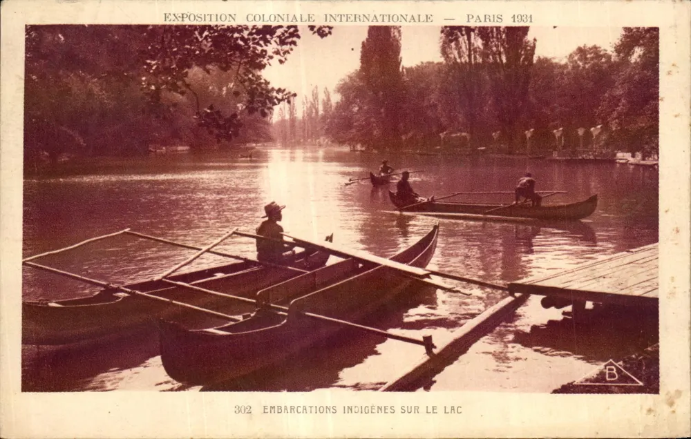 Eigentümliche Boote am See — Internationale Kolonialausstellung — Paris 1931 - Vorderseite