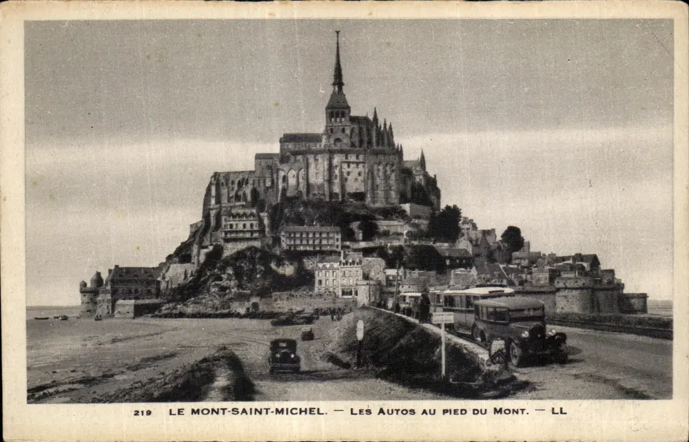Mont-Saint-Michel — Autos am Fuße des Berges — LL - Vorderseite
