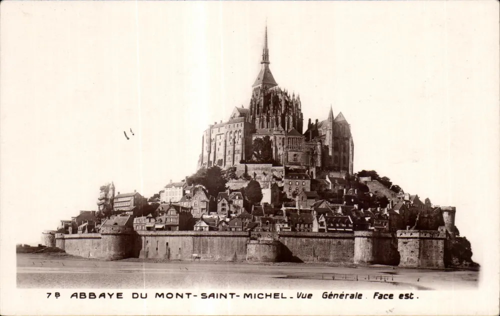 Abbaye du Mont-Saint-Michel — Vue Générale. Face est — Édition des Monuments Français au Grand Palais - Recto