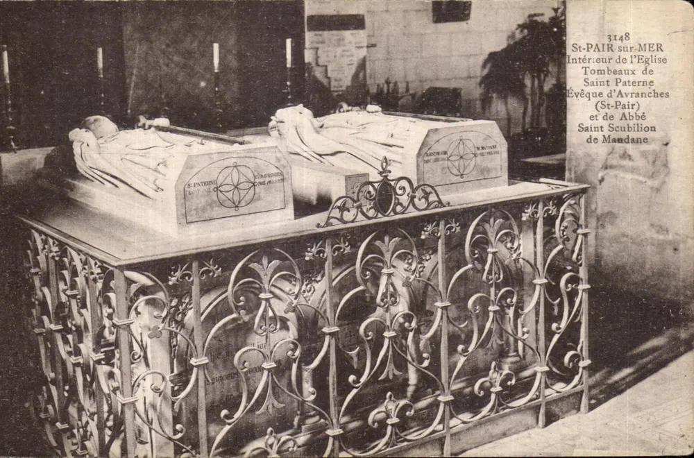 St-Pair-sur-Mer — Innenraum der Kirche, Grabmale des hl. Paterne (Bischof von Avranches) und des Abts hl. Scubilion von Mandane — n°3148 - Vorderseite
