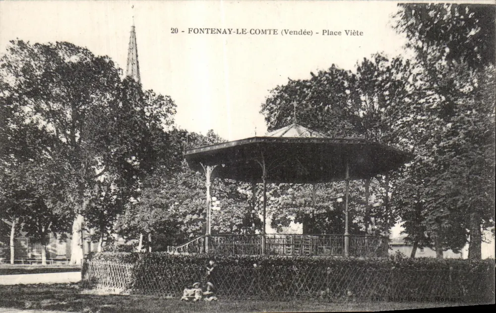 Fontenay-le-Comte (Vendée) - Plac Viète — kioszek i kościoł — wydawca Joly-Rouge, Mérignac - Awers