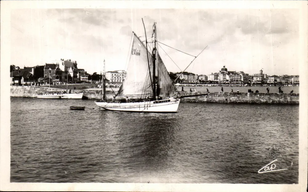 Les Sables d'Olonne — Der Eingang zum Hafen — C.A.P. - Vorderseite