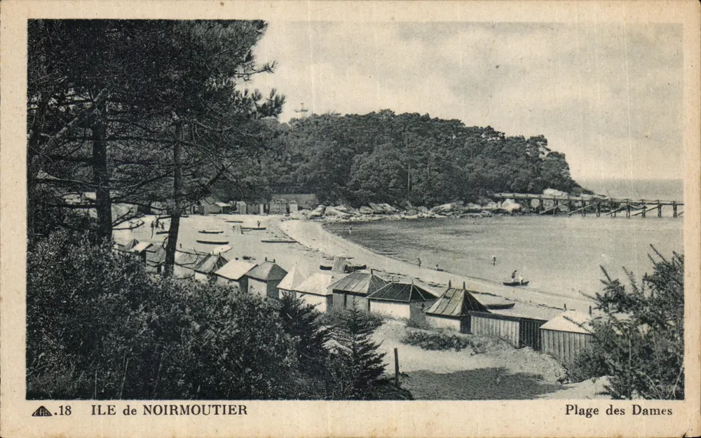 Ile de Noirmoutier — Plage des Dames avec cabanes et jetée — éditeur Cie des Arts Photographiques, n°18 - Frente