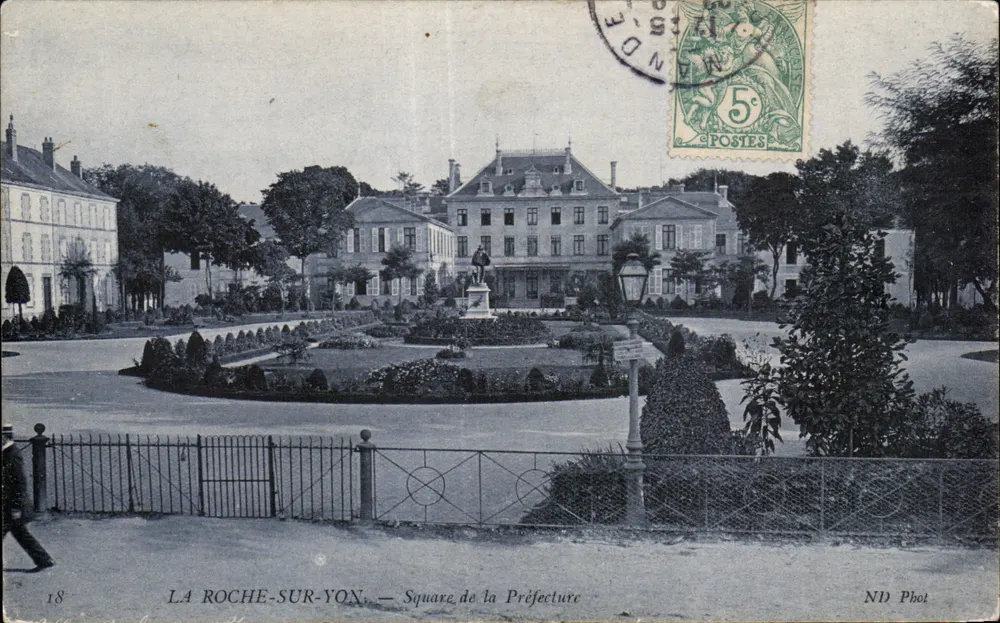 La Roche-sur-Yon — Praça da Prefeitura — ND Phot - Frente