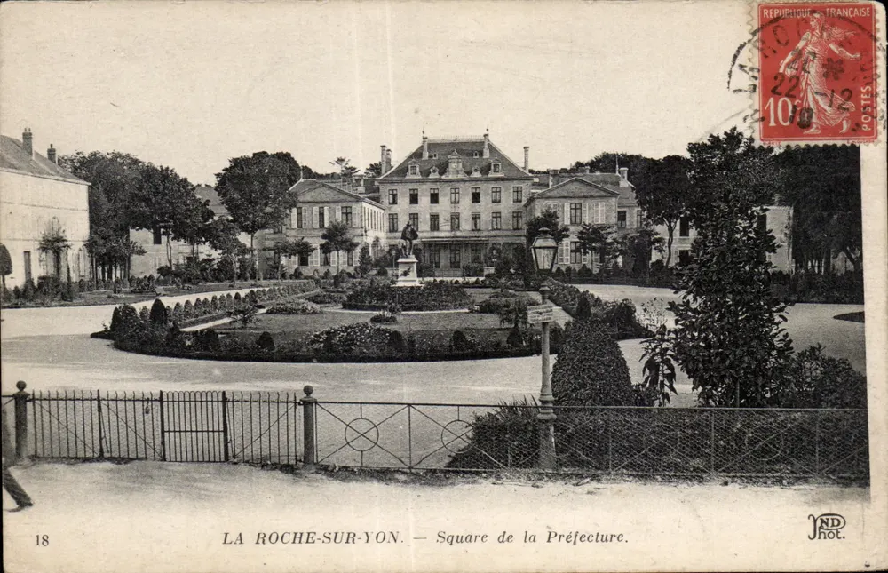LA ROCHE-SUR-YON — Praça da Prefeitura — JND Fot. - Frente