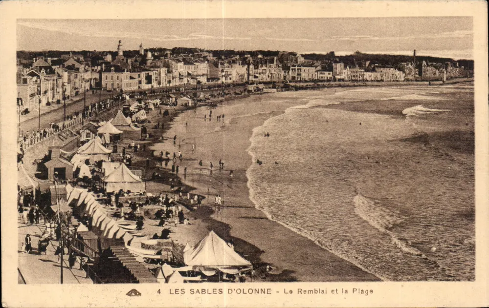 Les Sables d'Olonne — Der Damm und der Strand — Verleger: - Vorderseite