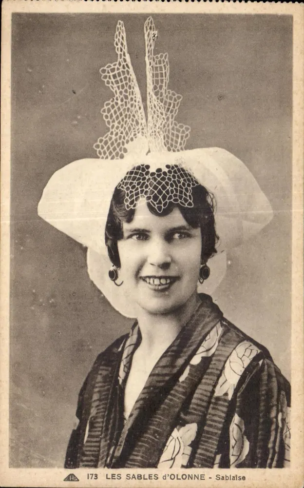 Les Sables d'Olonne - Sablaise — mujer con sombrero de encaje — editor H. 173 - Anverso