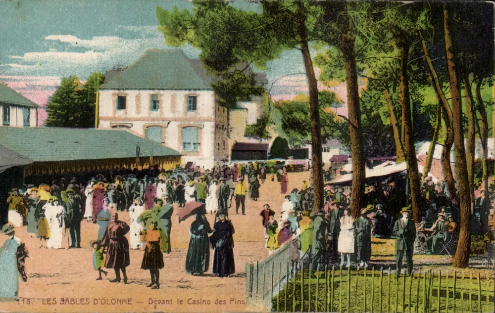 Les Sables d'Olonne — Vor dem Casino des Pins — n°175 - Vorderseite