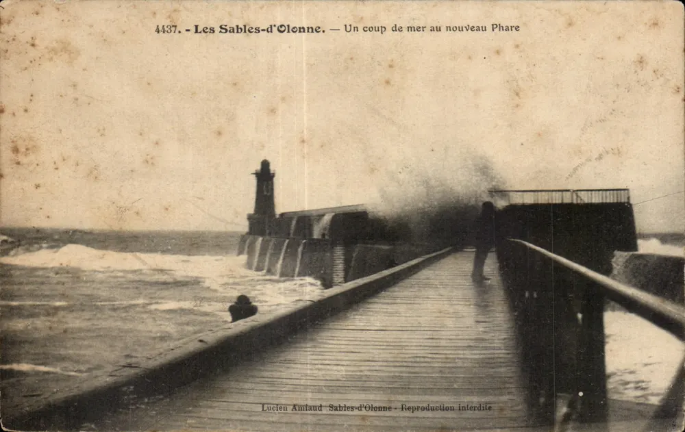 Les Sables-d'Olonne — Ein Sturmmeer am neuen Leuchtturm — Lucien Amlaud, n°4437 - Vorderseite