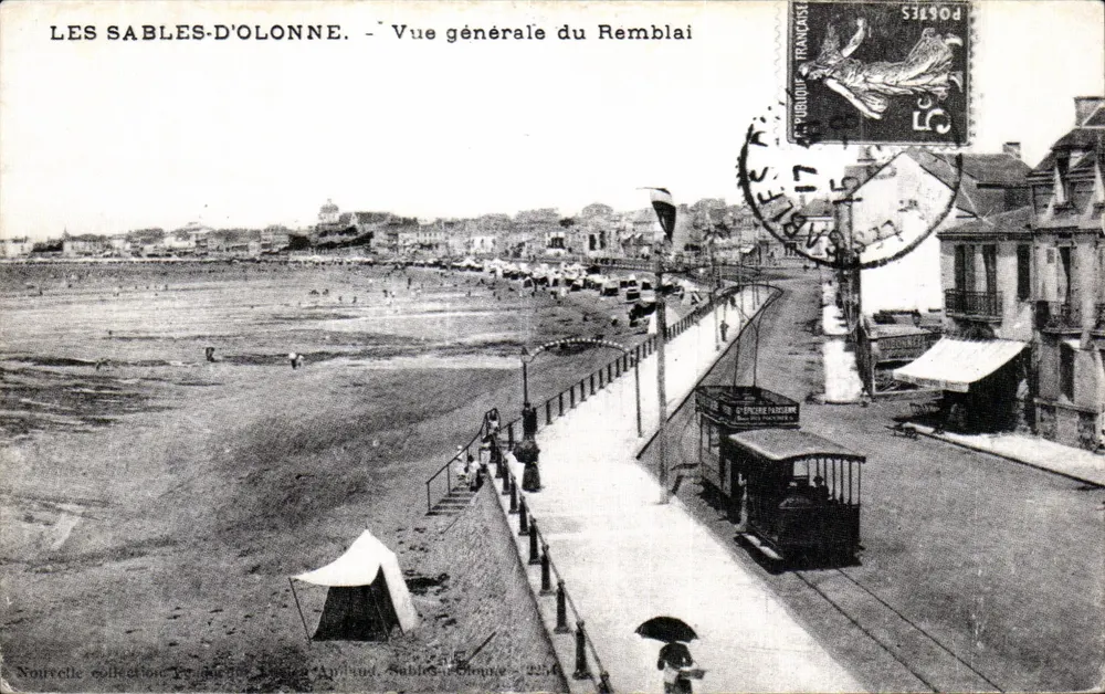 Les Sables-d'Olonne — Allgemeiner Blick auf den Remblai — Éditions Combier, n° 2256 - Vorderseite