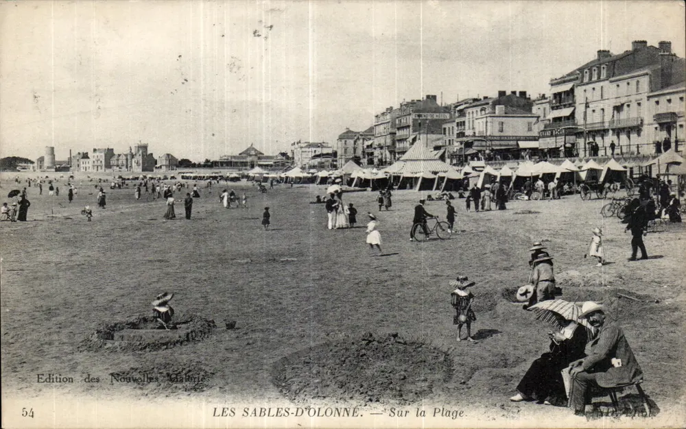 LES SABLES-D'OLONNE. — Na Praia. — Edição das Nouvelles Valérie, n° 54 - Frente