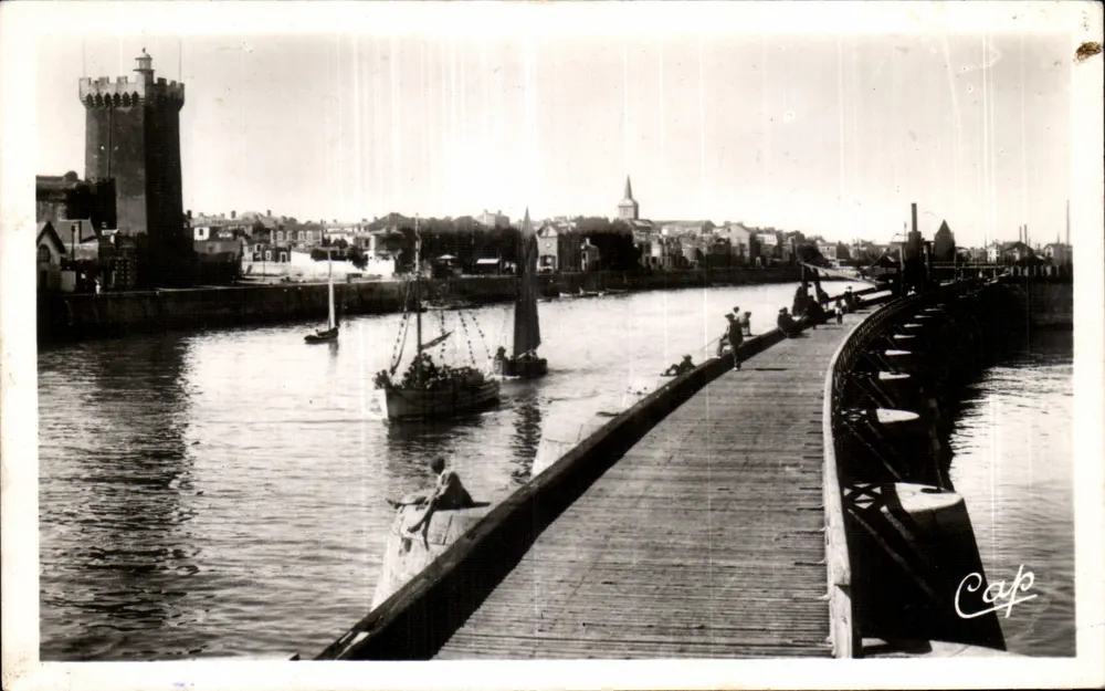 Les Sables-d'Olonne — Ansicht des Hafens mit Leuchtturm und Boot — Verlag Cap - Vorderseite