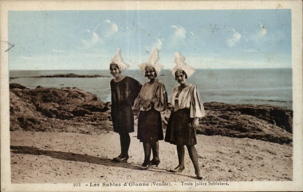 Les Sables d'Olonne (Vendée) — Trois jolies Sablaises — Phototypie Jähly-Poujou - Mortagne, n°103 - Recto