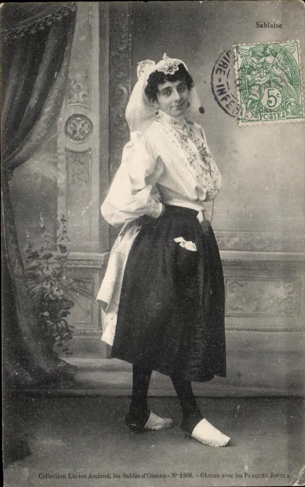 Mulher em traje tradicional — Sablaise — Coleção Lurien Amiaud, les Sables-d'Olonne - N° 1208 - Frente