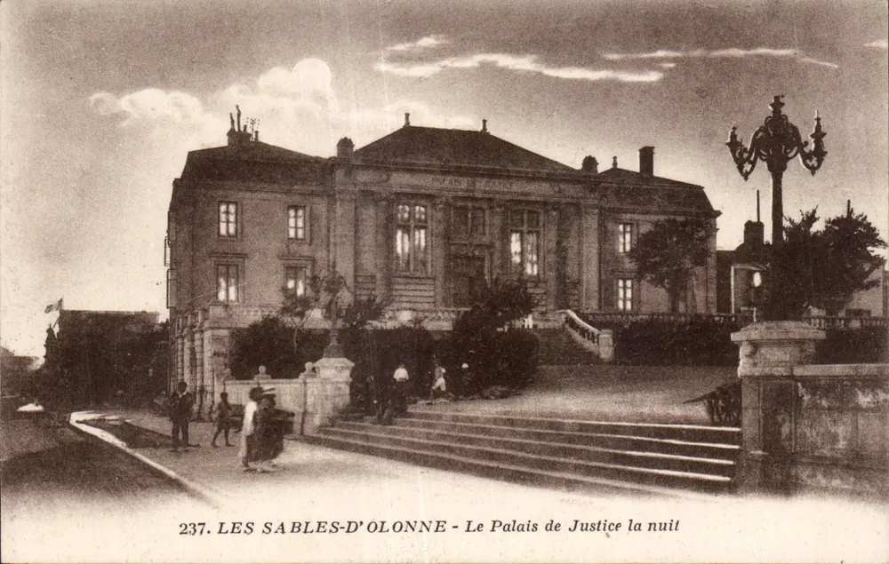 Les Sables-d'Olonne - Das Palais de Justice in der Nacht - Vorderseite