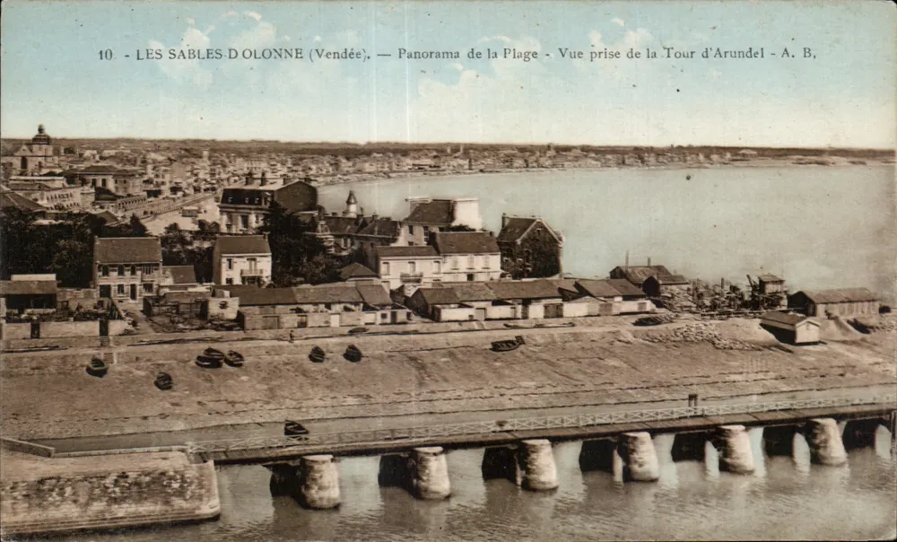 Les Sables-d'Olonne (Vendée) — Panorama da Praia — Vista tirada da Torre d'Arundel — A. B. - Frente