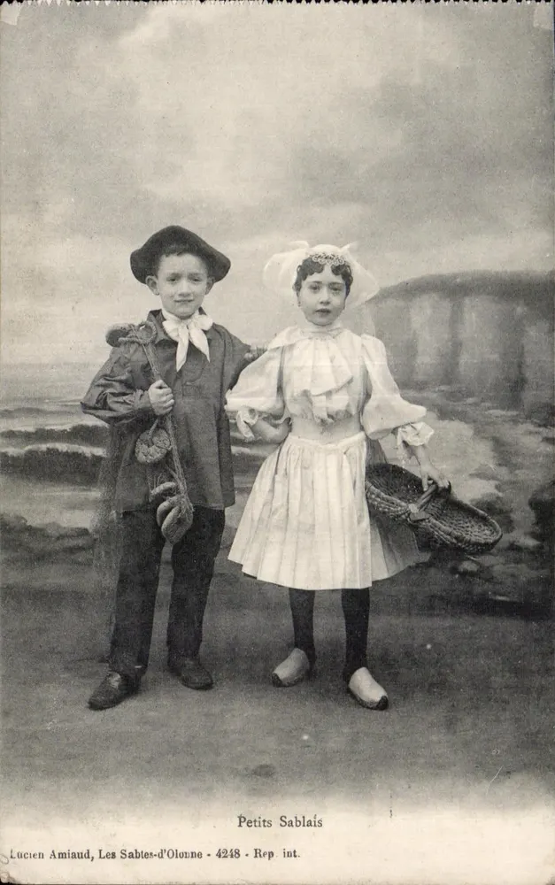 Petits Sablais — Kinder in lokalem Kleid — Lucien Amiaud, Les Sables-d'Olonne - 4248 - Rep. int. - Vorderseite