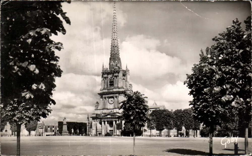 Luçon (Vendée) — A Catedral e a Praça Maréchal Leclerc — Edições Gaby - Frente