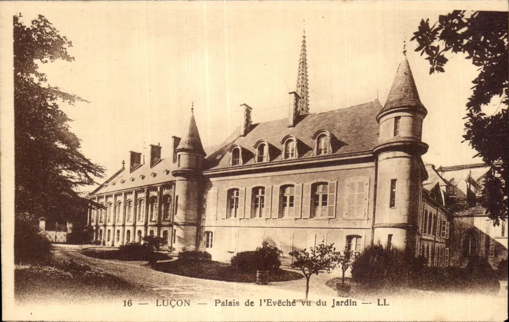 Luçon — Palast des Bischofs vom Garten aus gesehen — LL - Vorderseite