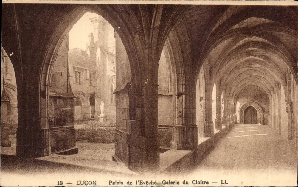 Luçon — Palais de l'Évêché. Galerie du Cloître — LL - Recto