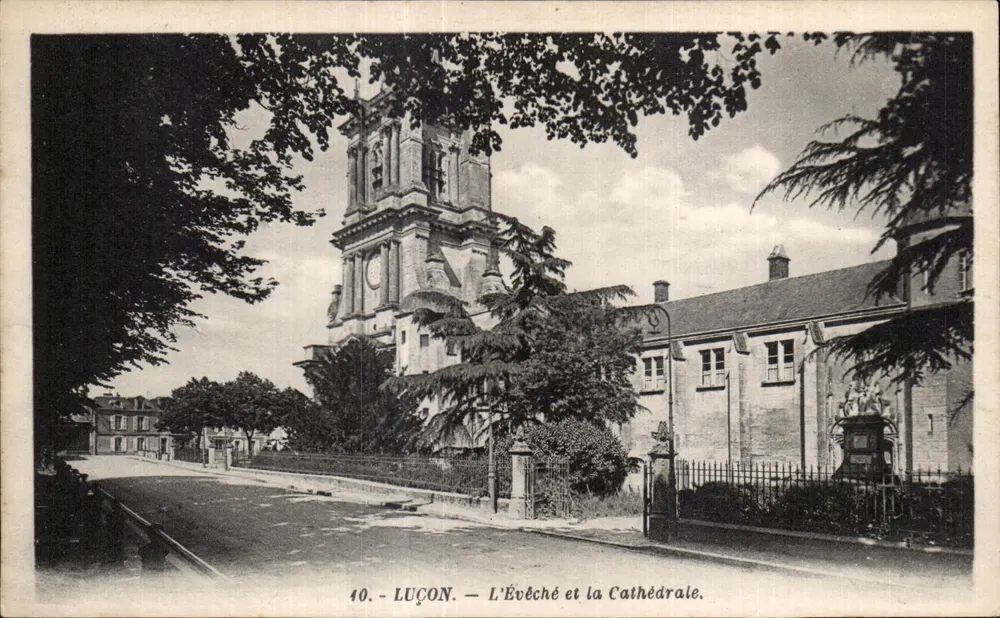Luçon — O Bispo e a Catedral — G. Arnaud, Nantes, n°10 - Frente
