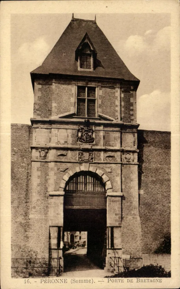 Péronne (Somme) — Porta da Bretanha — Editor G. Réant, 15, rue de l'Aqueduc, Paris - Frente