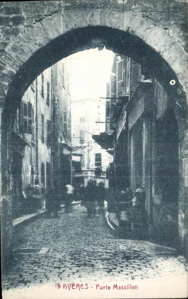 Hyères - Porte Massillon — vista sob um arco de pedra — editor não identificado, número de série não visível - Frente