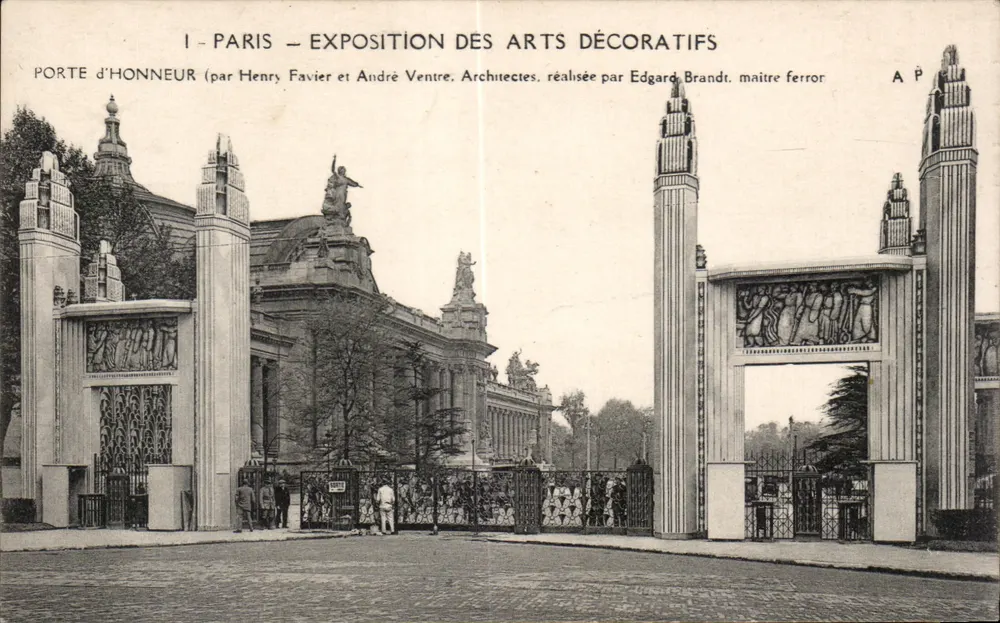 Paris – Ausstellung der Dekorativen Künste – Ehrentor — von Henry Favier und André Ventre, Architekten, realisiert von Edgard Brandt, Meister Eisenarbeiter - Vorderseite