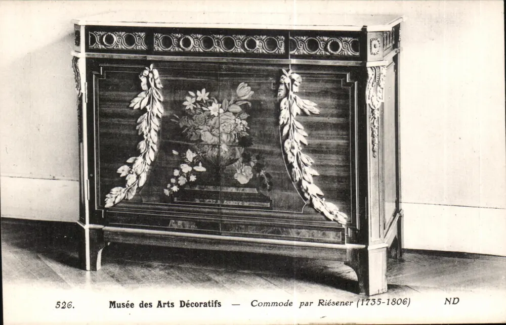 Museu dos Artes Decorativas — Comoda por Riésener (1735-1806) - Frente