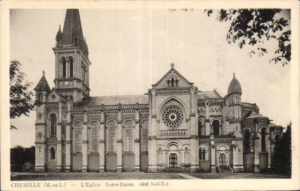 Chemillé (M.-et-L.) — Die Kirche Notre-Dame, Südostseite — Chemillieux & Macor - Vorderseite