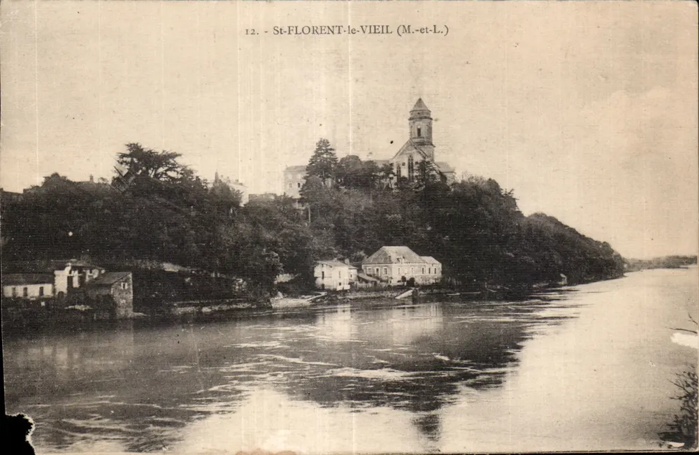 St-FLORENT-le-VIEIL (M.-et-L.) — vista do vilarejo e da igreja na margem de um rio — editor Fototipia J. BILLOUÉ, RENNES - Frente