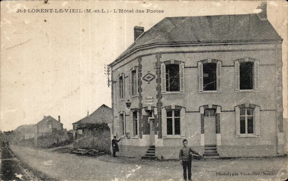 St-FLORENT-LE-VIEIL (M.-et-L.) — L'Hotel des Postes — Fototipia Vasselier, Naute - Recto