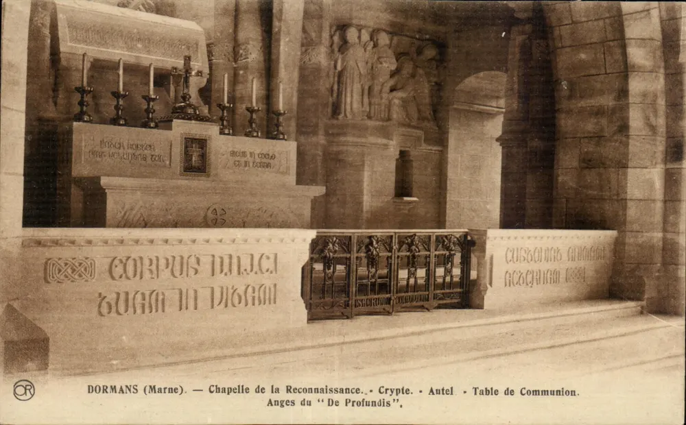 Dormans (Marne) — Kapelle der Erkenntnis — Altar — Kommuniontafel — Engel des 'De Profundis' - Vorderseite