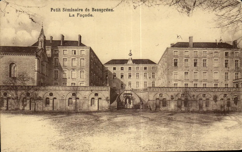 Pequeno Seminário de Beaupréau — A Fachada — Edições Universitárias Tourneville & Petifia - Lavallais, Paris - Frente
