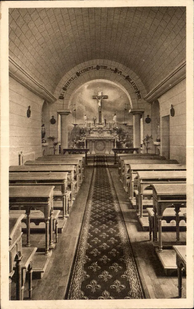 Innenansicht der Kapelle — Missionarwerk des Heiligen Herzens — Loublande (Deux-Sèvres) - Vorderseite