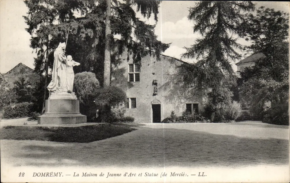 Domrémy — Das Haus der Jeanne d'Arc und Statue (de Mercié) — LL. - Vorderseite